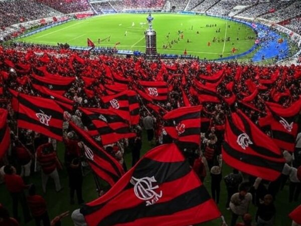 Estádio Maracanã com troféu da Copa Libertadores e bandeiras do Flamengo, celebrando a conquista do tetra em 2025.