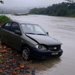 Acidente na BR-050 com veículo caído no ribeirão Paineiras, em cenário brasileiro de Minas Gerais.