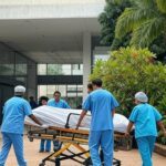 Fachada de hospital em Brasília durante internação de Bolsonaro para cirurgia de hérnia inguinal bilateral.
