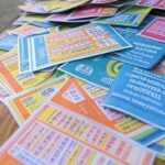 Bilhetes da Loteria Federal em banca de jornal brasileira, representando o concurso 6029 com prêmio de R$ 1,35 milhão.