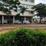 Fachada de hospital em Brasília representando internação de Bolsonaro por soluços persistentes até 2026.