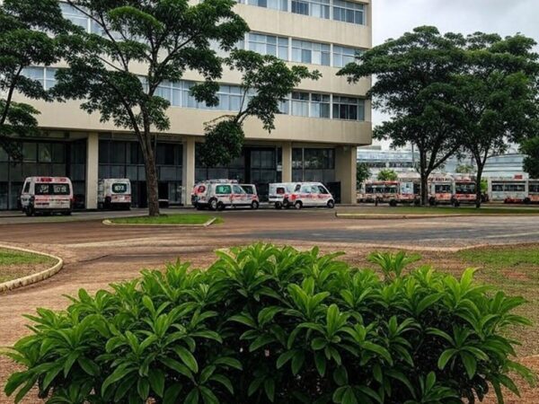 Fachada de hospital em Brasília representando internação de Bolsonaro por soluços persistentes até 2026.