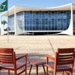 Edifício do STF em Brasília com bandeiras do Brasil, simbolizando acareação entre ex-presidente do BRB e dono do Banco Master.