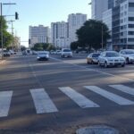 Interseção em Goiânia com sinalização de Direita Livre otimizando o tráfego urbano, veículos em movimento.