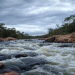 Rio das Almas em Jaraguá, Goiás, com margens rochosas e águas correntes, local de acidente fatal.
