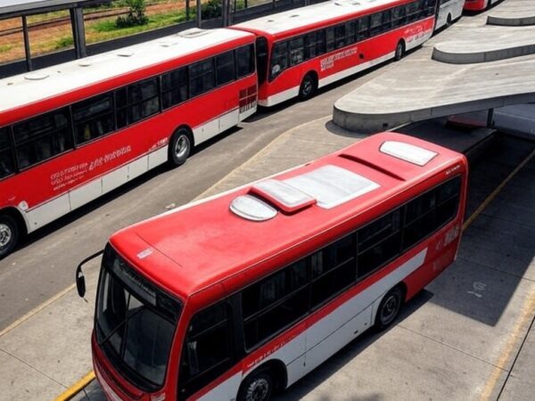Terminal de ônibus Cruzeiro em Aparecida de Goiânia com ônibus estacionados, ilustrando meia tarifa de R$ 2,15 no transporte público.