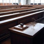 Salão de tribunal vazio no Brasil representando adiamento de audiência de extradição para a Itália.