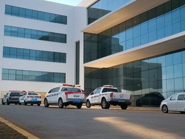 Fachada de hospital em Brasília com viaturas policiais, ilustrando suspeita de mortes em unidade de saúde no DF.