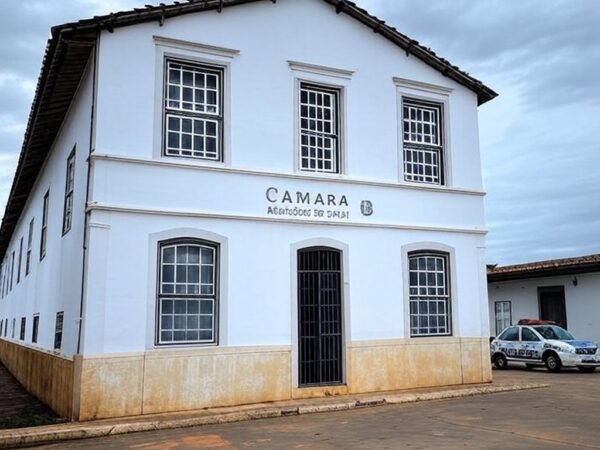 Fachada da Câmara Municipal de Urutaí com viatura policial, representando indiciamento de vereador por estupro.