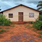 Casa isolada em Britânia, Goiás, com fita de cena de crime, representando local de assassinato confessado.