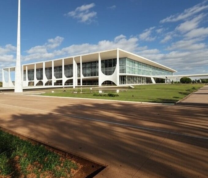 Vista do Palácio do Planalto em Brasília com bandeira brasileira, representando a corrida presidencial de 2026.