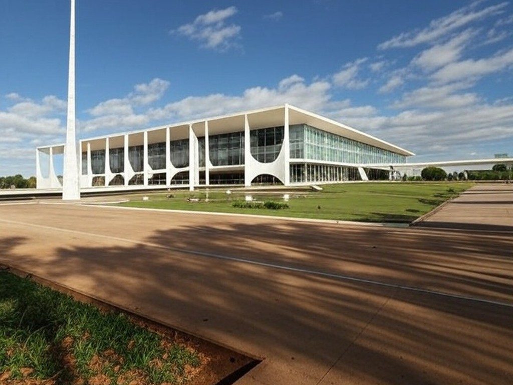 Vista do Palácio do Planalto em Brasília com bandeira brasileira, representando a corrida presidencial de 2026.