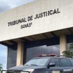Viatura da PM de Goiás em frente ao Tribunal de Justiça, representando júri popular por mortes no caso Fábio Escobar.