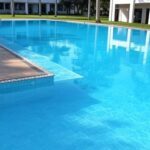 Piscina vazia em resort em Goiás, local de incidente com perda de consciência e morte.