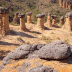 Formações rochosas de chaminés de fadas em Goiás, Brasil, abertas para visitação guiada a partir de abril.