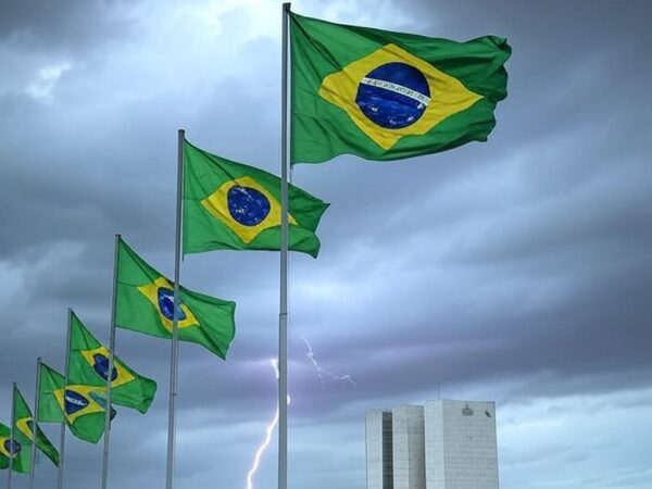 Foto de raio atingindo manifestação em Brasília, com bandeiras verde-amarelas e Congresso Nacional ao fundo.