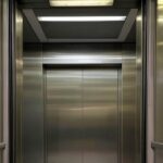 Elevador vazio em prédio residencial de Goiânia, local de incidente envolvendo empresário e influenciadora.