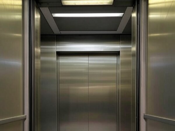 Elevador vazio em prédio residencial de Goiânia, local de incidente envolvendo empresário e influenciadora.