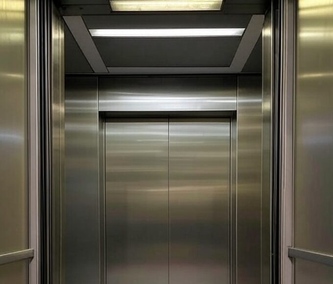 Elevador vazio em prédio residencial de Goiânia, local de incidente envolvendo empresário e influenciadora.