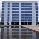 Edifício do TJGO em Goiânia com bandeira a meio mastro, representando luto pela morte de ex-presidente.