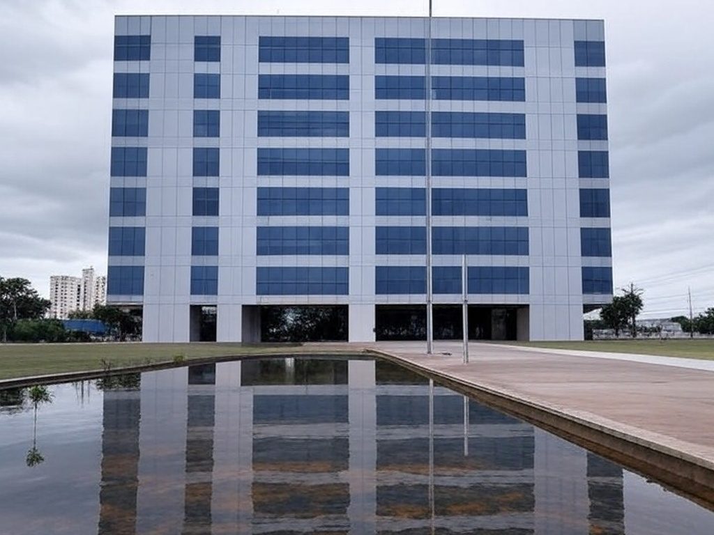 Edifício do TJGO em Goiânia com bandeira a meio mastro, representando luto pela morte de ex-presidente.