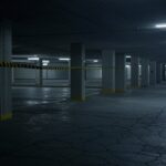 Subsolo de prédio residencial em Caldas Novas com fita de isolamento policial, cena de investigação de assassinato.