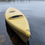 Caiaque virado nas águas do Lago Corumbá, em Goiás, representando desaparecimento de jovem após queda.