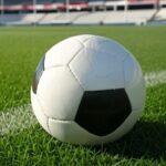 Bola de futebol no gramado do Estádio do Morumbi, simbolizando contratação de goleiro pelo São Paulo FC para 2026.