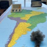 Mapa da América do Sul destacando conflito na Venezuela e polarização eleitoral no Brasil, em estilo fotojornalístico.