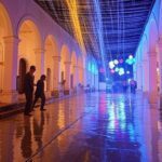 Vazamento de água no teto transforma festa Viva Piri em cascata interna em salão histórico de Pirenópolis, Goiás.