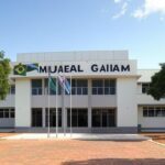 Fachada de escola municipal em Goiânia representando início de matrículas com vagas para novatos em escolas e CMEIs.