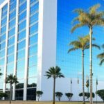 Prédio do INSS em Brasília, simbolizando lei que proíbe descontos em benefícios previdenciários.