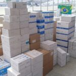 Caixas de insumos de diálise doados pelo Brasil à Venezuela em armazém de aeroporto brasileiro.