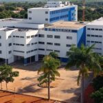 Vista externa do Hospital Estadual de Jaraguá com obras de ampliação, representando investimento de R$ 30 milhões na saúde pública em Goiás.