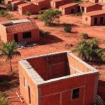 Conjunto habitacional em construção no Norte de Goiás, representando investimento do governo em moradias para famílias.