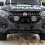 Viatura da PM invade supermercado durante perseguição a suspeito em fuga no Brasil.