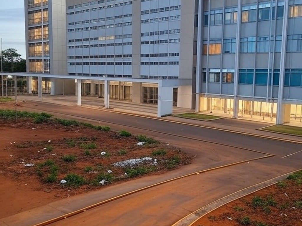 Hospital público em Goiás com sinais de investimento e crise em saúde mental.