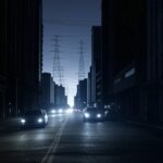 Rua em São Paulo durante apagão elétrico, edifícios no escuro e postes apagados, representando falhas da Enel.
