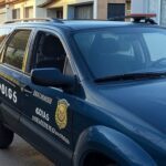 Viatura da Polícia Militar em rua de Senador Canedo, Goiás, com fita de isolamento em cena de intervenção policial.