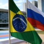Bandeiras do Brasil e Rússia em Brasília com mapa da Venezuela, representando discussões sobre tensão na Venezuela após intervenção dos EUA.