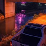 Ponte em Barro Alto com viatura policial à noite durante Réveillon, fogos no céu.