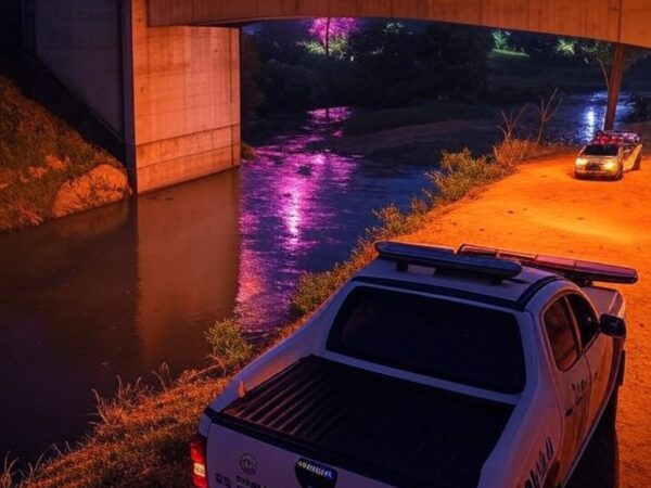 Ponte em Barro Alto com viatura policial à noite durante Réveillon, fogos no céu.
