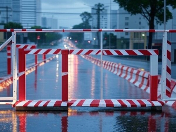 Cancelas automáticas instaladas em via de Goiânia para prevenir alagamentos, com barreiras e pavimento urbano.