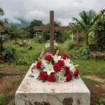 Buquê de flores em túmulo de cemitério brasileiro, simbolizando luto por morte por câncer.