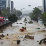 Enchente na Marginal Botafogo com resgate usando botes e drones em Goiânia, Goiás.