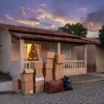 Casa em Goiás decorada para o Natal com caixas de mudança na frente, representando erro habitacional e mudança festiva.