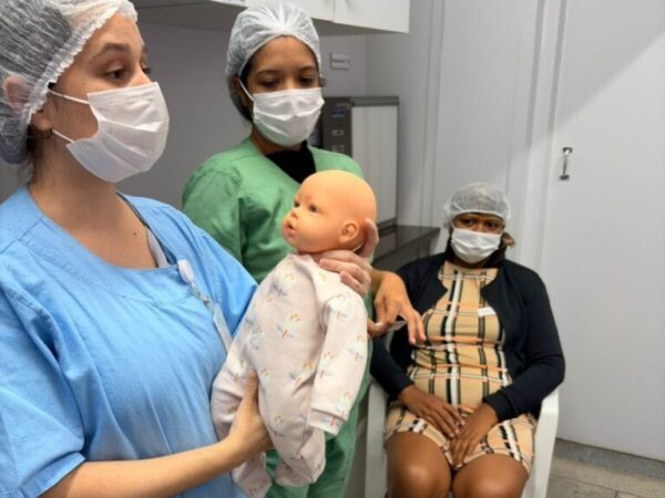 Ação educativa na Unidade de Cuidados Intermediários Neonatais (Ucin) orienta familiares para atuação segura em situações de emergência (Foto: Hélmiton Prateado)