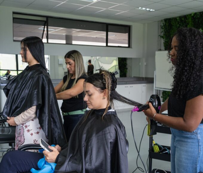 Atendimentos de beleza e saúde estão entre os serviços oferecidos gratuitamente no Dia D (Foto: Secretaria da Retomada)