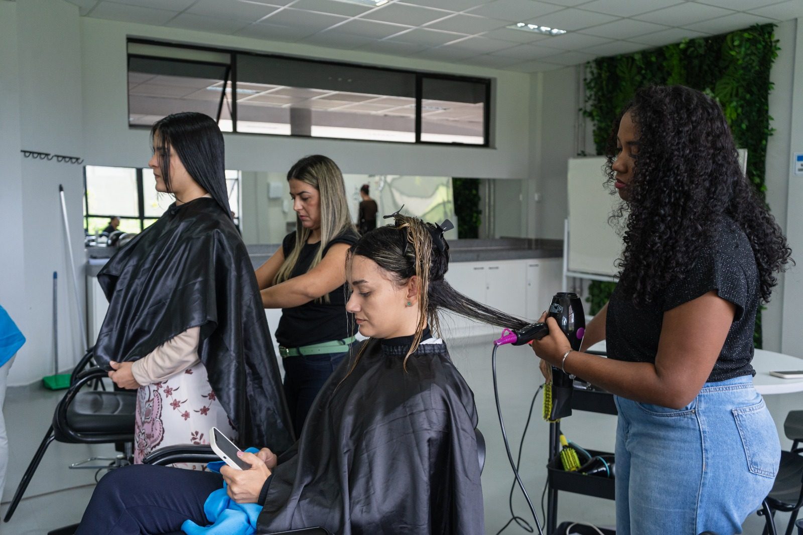 Atendimentos de beleza e saúde estão entre os serviços oferecidos gratuitamente no Dia D (Foto: Secretaria da Retomada)