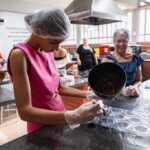 Ação oferece cursos gratuitos, oficinas práticas, serviços à população e incentivo ao empreendedorismo em diferentes regiões do estado (Foto: Secretaria da Retomada)